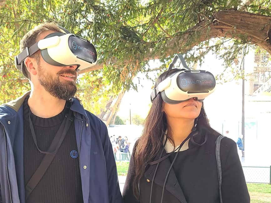 Paris : Immersive Eiffel Tower tour with virtual reality - Champ-de-Mars to the tower story: how the outdoor setting enhances the VR