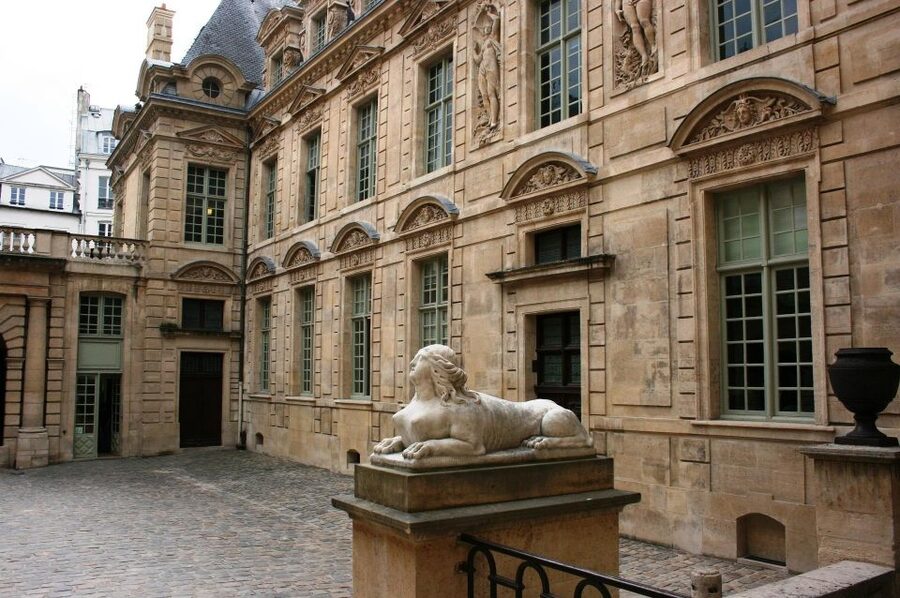 Paris: Le Marais Highlights Guided Small Group Walking Tour - Le Marais stays old because Haussmann didn’t rewrite it