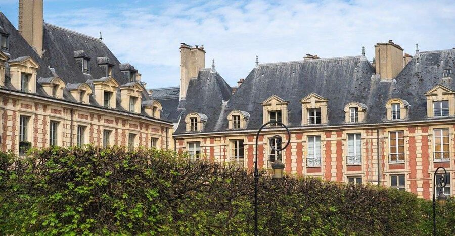 Paris: Le Marais Highlights Guided Small Group Walking Tour - Hôtel de Sully and the art of noticing details on the move
