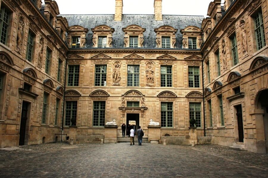 Paris: Le Marais Highlights Guided Small Group Walking Tour - Hôtel de Sens and private mansions tied to royal power