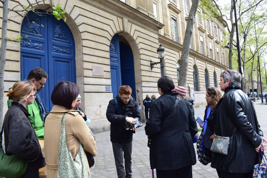 Paris: Le Marais & Montmartre Jewish History Walking Tour - Hôtel de Ville area and the Mémorial de la Shoah pause