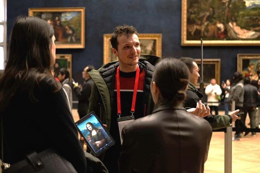 Paris: Louvre Masterpieces Tour with Pre-Reserved Tickets - Meeting at Café Le Nemours and getting your bearings