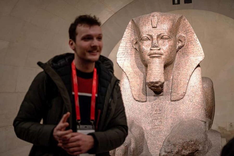 Paris: Louvre Masterpieces Tour with Pre-Reserved Tickets - Your best viewing strategy during the guided portion