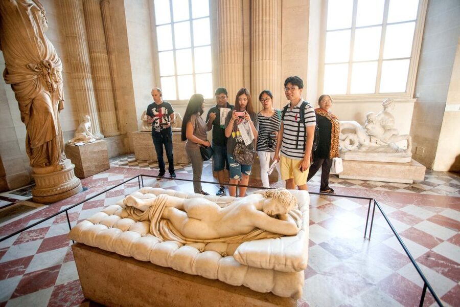 Paris: Louvre Museum Guided Tour - The 2-hour inside plan: how to get the best photos without losing focus