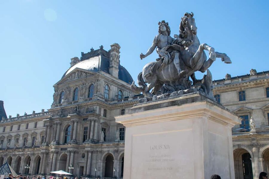 Paris: Louvre Museum Highlights Small-Group Guided Tour - The First Stop: Louis XIV sous les traits de Marcus Curtius (copie)