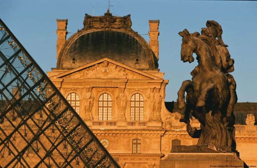 Paris: Louvre Museum Hosted Entry and Mona Lisa Audioguide - Getting to the Mona Lisa area quickly, with a host guiding you once