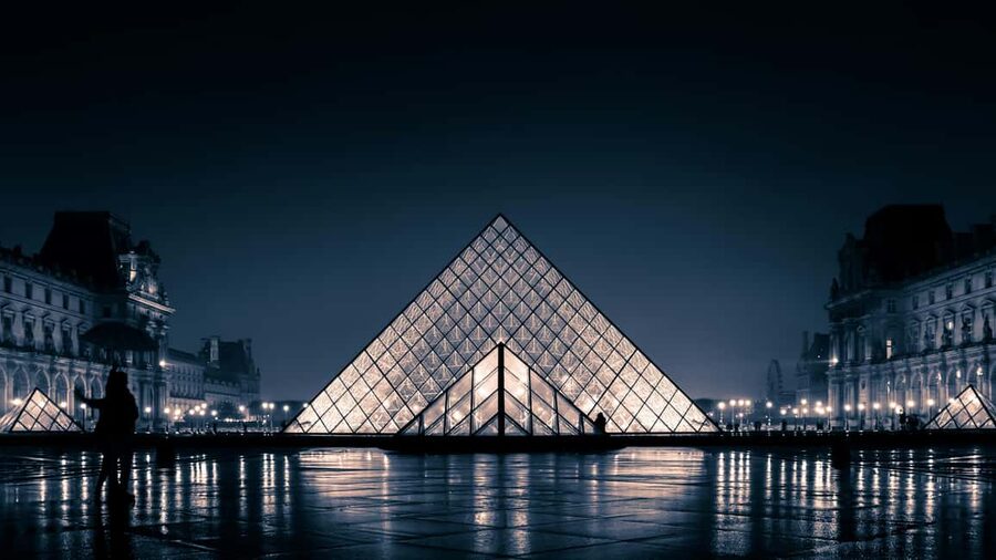 Paris: Louvre Museum Ticket with Optional Hosted - Optional hosted option: what the outside host actually does