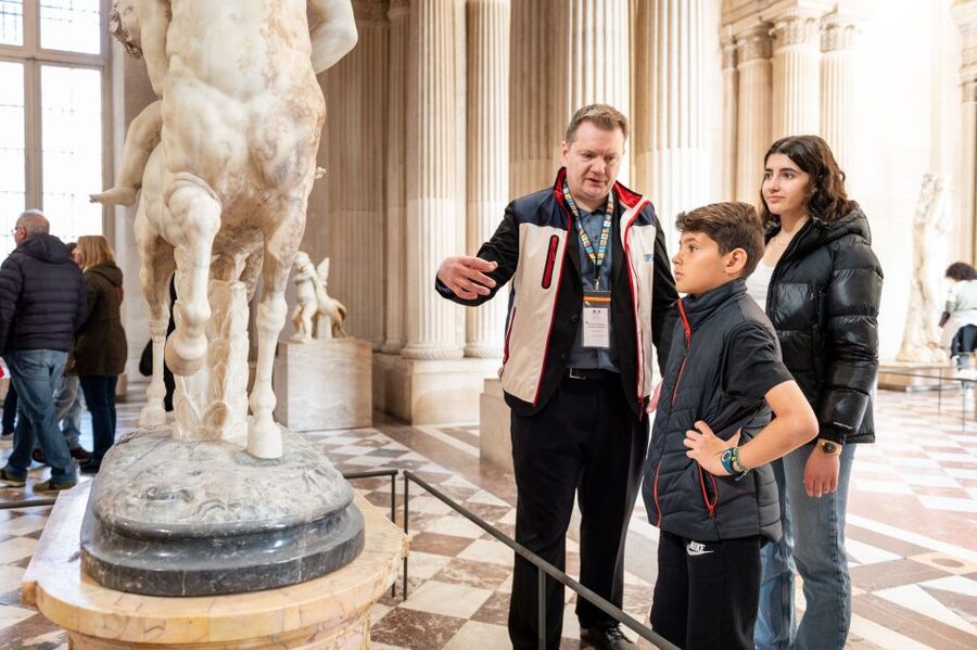 Paris: Louvre Private Family Tour for Kids + Reserved Entry - Getting to 8 Pl. du Carrousel and the Napoleon square statue