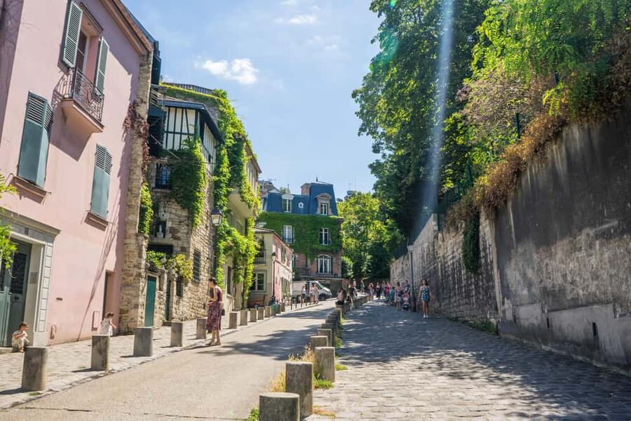 Paris Montmartre: 2-Hour City Tour in German - The guide experience: German storytelling and “real Paris” attitude