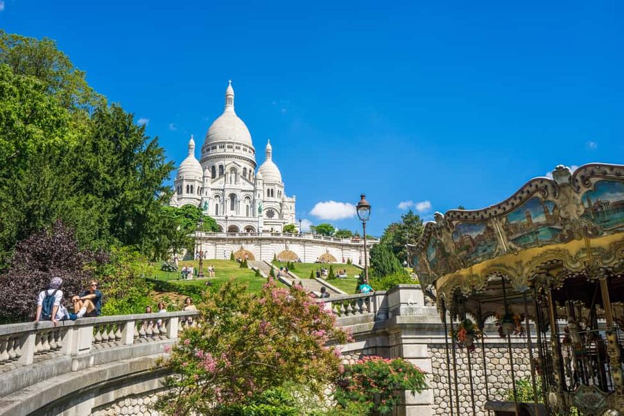 Paris Montmartre: 2-Hour City Tour in German - Moulin Rouge: the iconic entrance to the Montmartre story
