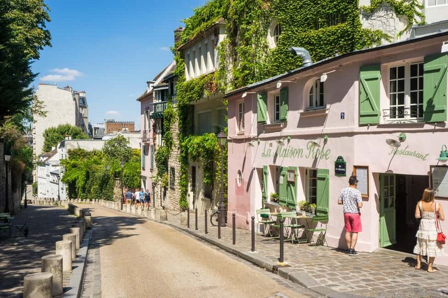 Paris Montmartre: 2-Hour City Tour in German - Starting at Place Blanche: a smart, easy way to begin