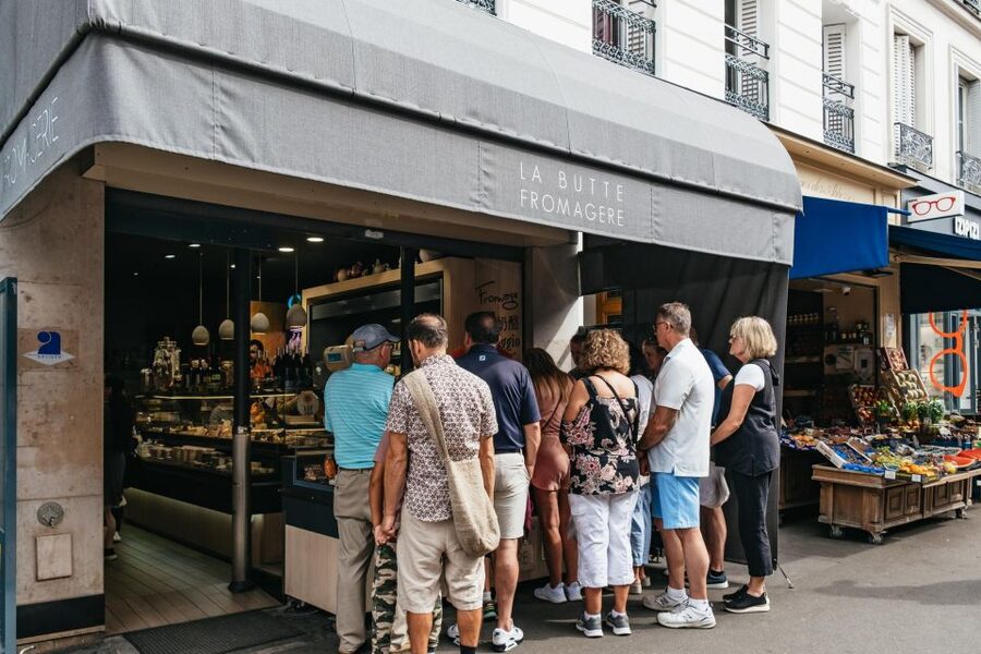 Paris: Montmartre Food and Wine Guided Tour - Seafood and French wine at a family-style institution