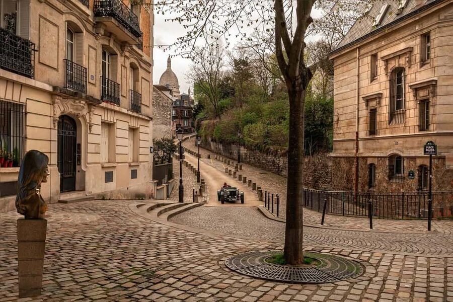 Paris: Montmartre Food Tour with Full Meal - Rue du Chevalier-de-La-Barre: savory time and the cheese stop