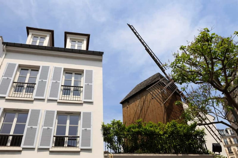 Paris: Montmartre Hidden Gems and Highlights Walking Tour - Place du Tertre: artists, terraces, and how to enjoy the scene