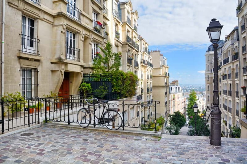 Paris: Montmartre Hidden Gems and Highlights Walking Tour - The guides: what consistently shines in the experience