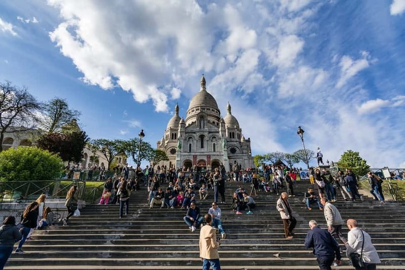 Paris: Montmartre Highlights Walking Tour with a Local Guide - Le Bateau-Lavoir and the Artists Who Made It Famous