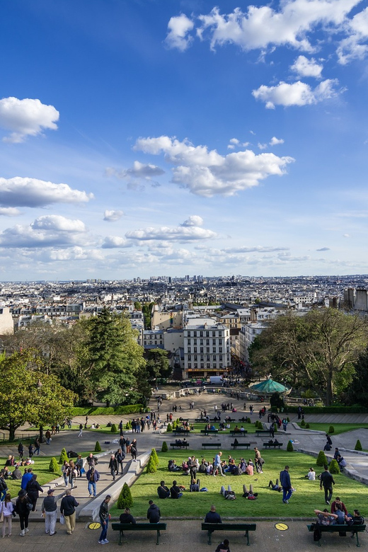 Paris: Montmartre Highlights Walking Tour with a Local Guide - What the Small Group Size Changes (A Lot)