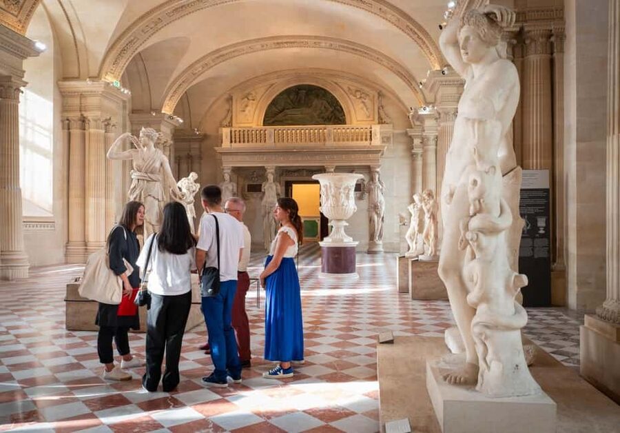 Paris: Montmartre, Notre-Dame, & Louvre Tour with Cruise - A lunch break you control, then straight to Île de la Cité
