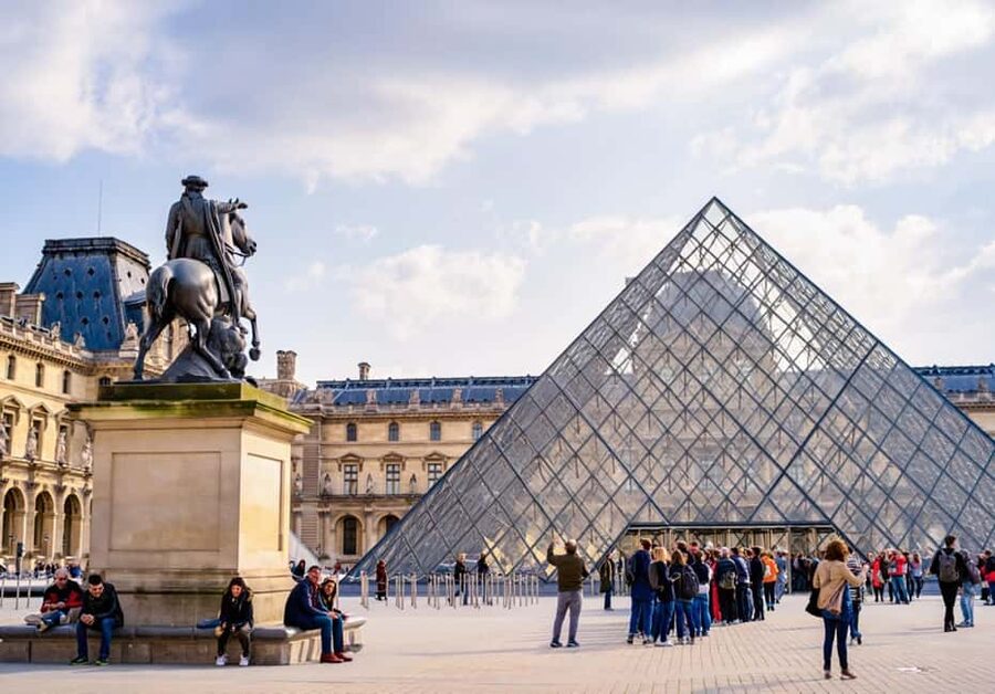 Paris: Montmartre, Notre-Dame, & Louvre Tour with Cruise - The Seine cruise: a calm finish with commentary