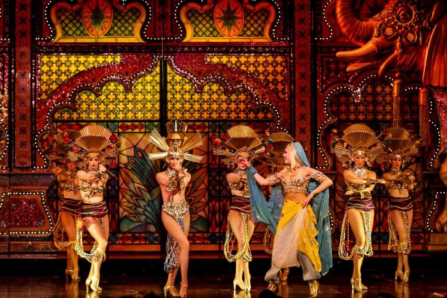 Paris: Moulin Rouge Cabaret Show Ticket with Champagne - Seating reality check: close tables, sharing, and visibility