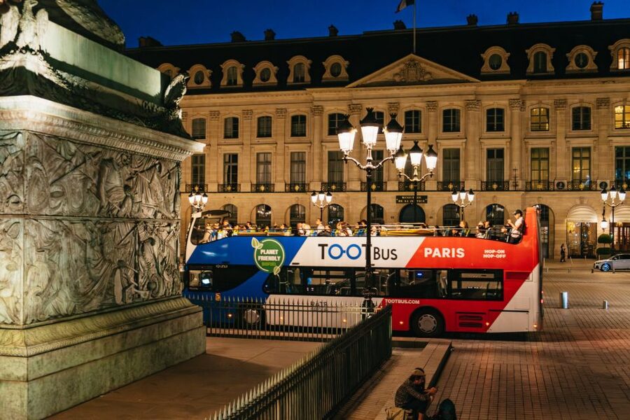 Paris: Night Bus Tour with Audioguide - Boarding lines and the seat scramble: how to avoid losing time at the Louvre stop