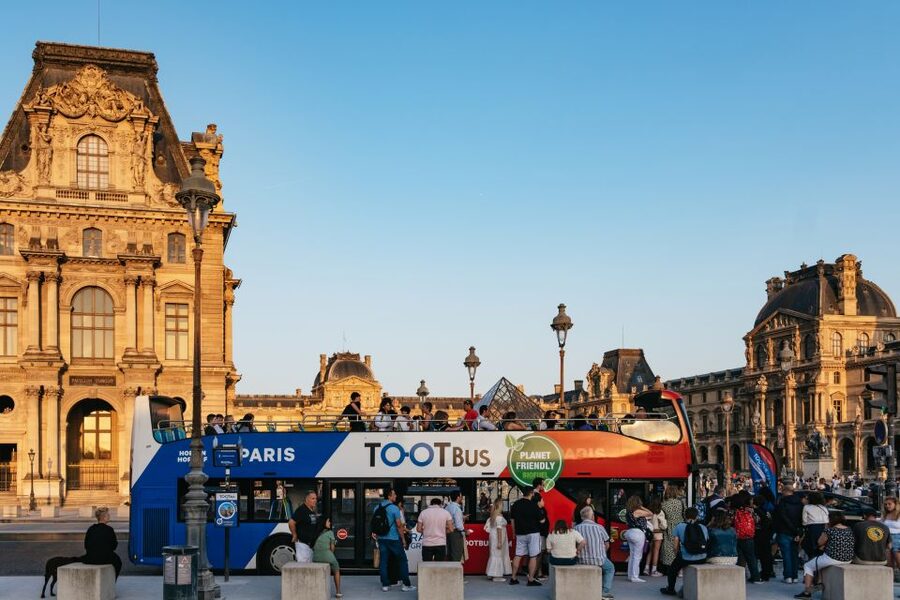Paris: Night Bus Tour with Audioguide - Who this night bus tour is best for