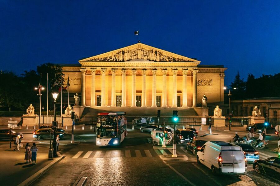 Paris: Night Bus Tour with Audioguide - Getting on near the Louvre, then sitting back with Wi-Fi and an app