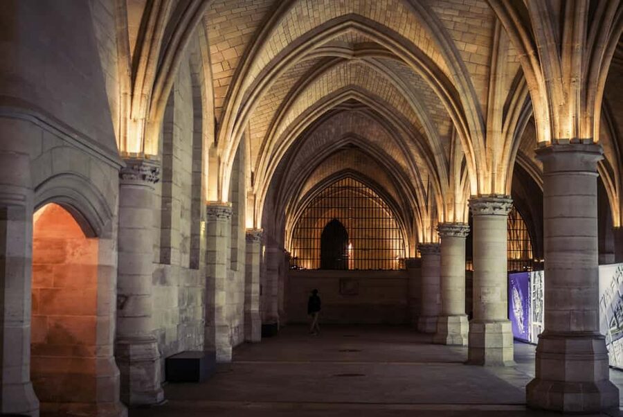 Paris: Notre Dame and Île de la Cité Walking Tour - Price and value at $69: what you actually get