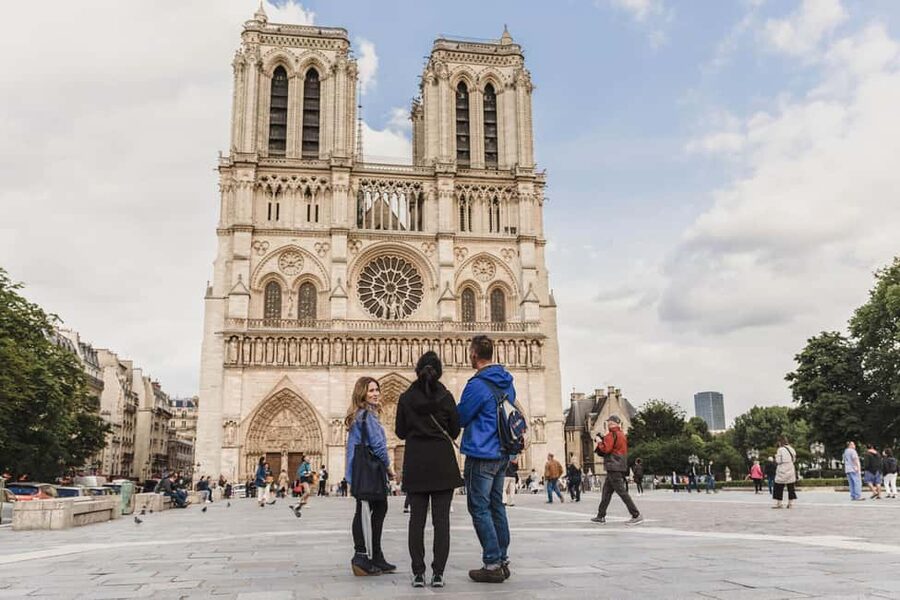 Paris: Notre Dame and Île de la Cité Walking Tour - Start at Charlemagne, then straight to Notre-Dame