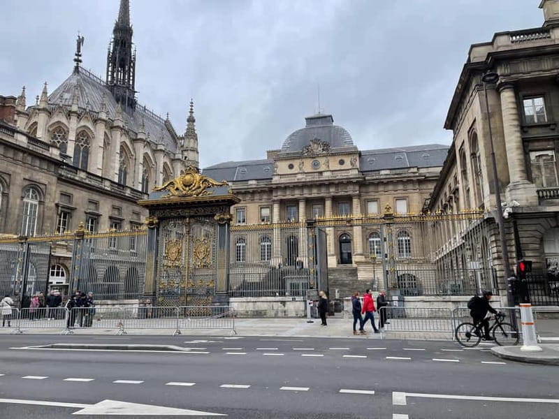 Paris: Notre-Dame Cathedral Exterior Guided Tour - Your self-paced interior time after the guided walk