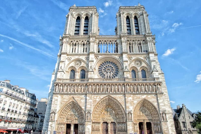 Paris: Notre-Dame Cathedral Exterior Tour & Free Entrance - The 15-Minute Walk on Île de la Cité and the Notre-Dame Neighborhood