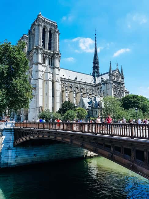 Paris: Notre Dame Cathedral Exterior Tour with Free Entry - Moving from the exterior to free entry, without timed tickets