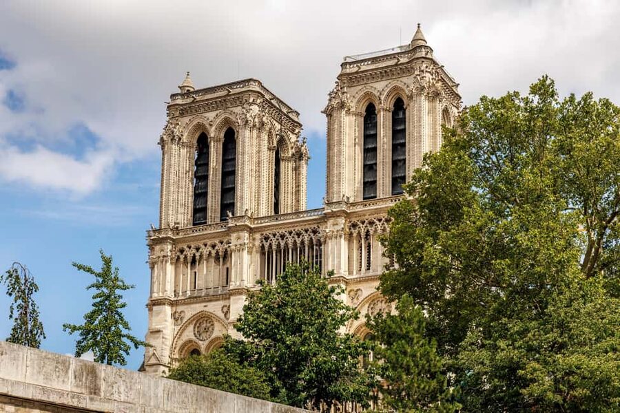 Paris: Notre Dame Outside Tour and Sainte Chapelle Ticket - Île de la Cité walking stop: Place Dauphine and the island’s royal vibe