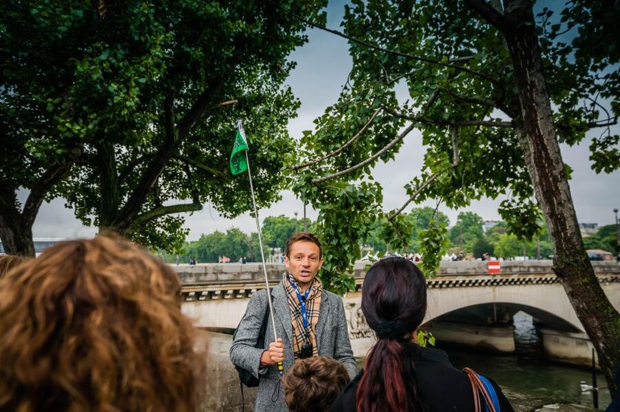 Paris: Notre Dame Outside Tour and Sainte Chapelle Ticket - Guide quality matters here: why the storytelling changes the whole day