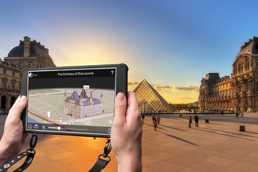 Paris: Openair Double Decker Bus Audio-Guided City Tour - Audio guide and Histopad tablet: getting value from the app