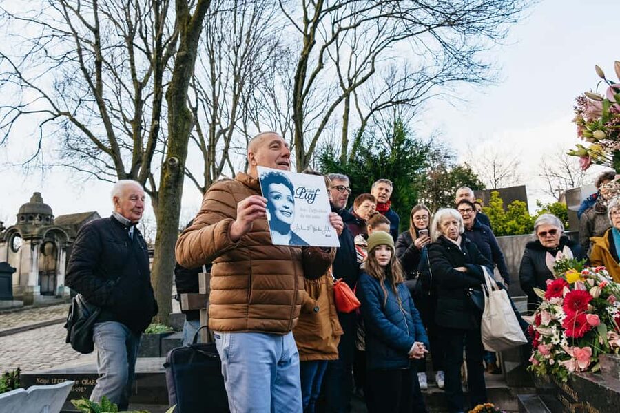 Paris: Pere Lachaise Cemetery Guided Tour - Funerary art and symbolic stone: what you actually learn from stopping