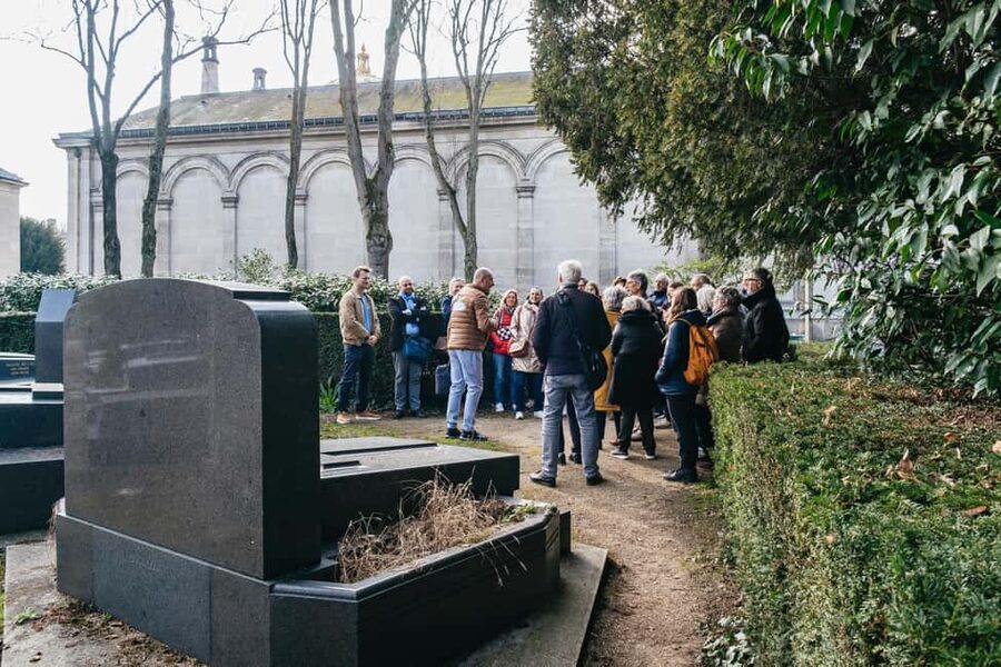 Paris: Pere Lachaise Cemetery Guided Tour - Should you book Père Lachaise with a guide?