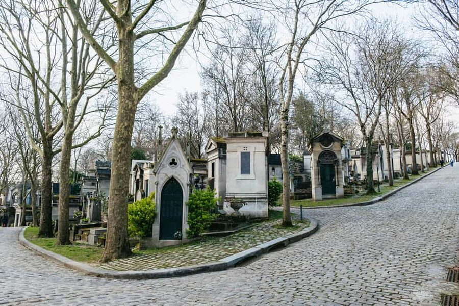 Paris: Pere Lachaise Cemetery Guided Tour - Who should book this tour, and who should reconsider