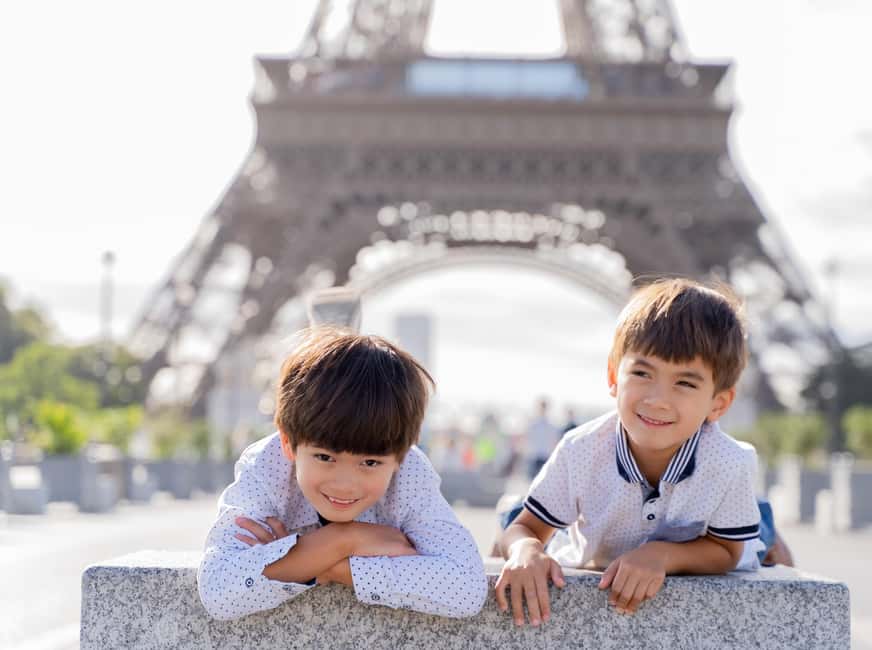 Paris: Premium Photoshoot with Iconic Eiffel Tower Views - Stop by the 1st Arrondissement: Photo Stop Plus a City Walk