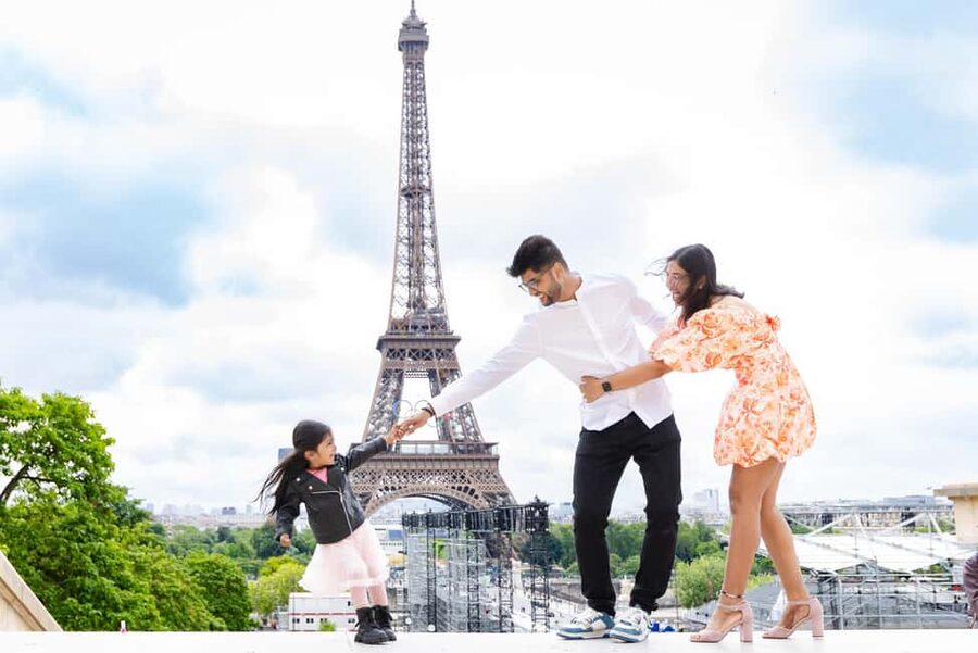 Paris: Premium Photoshoot with Iconic Eiffel Tower Views - Choosing Eiffel Tower Views, Louvre Frames, and More