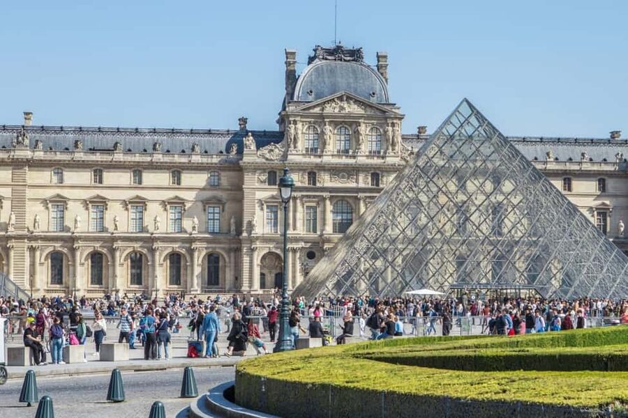 Paris: Priority Access Louvre with Host -Direct to Mona Lisa - Using the included audio guide app to tour the 73,000 square meters at your pace