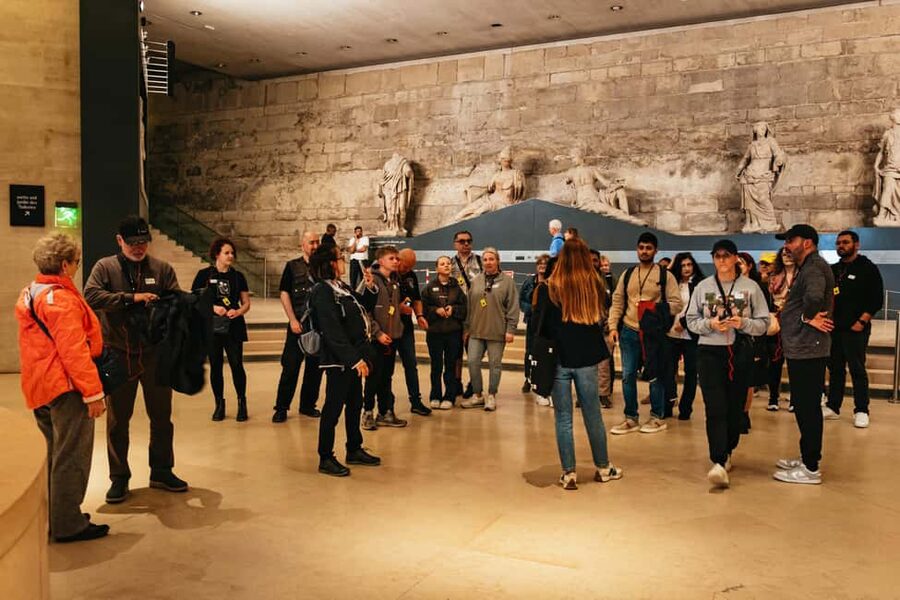 Paris: Priority Access Louvre with Host -Direct to Mona Lisa - Finding your host at the Carrousel Arch near the Louvre Pyramid