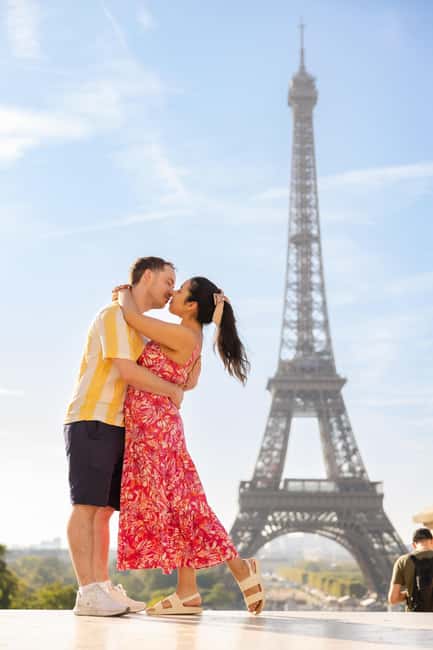 Paris: Private Photoshoot at the Eiffel Tower - Price, group size, and where the real value comes from