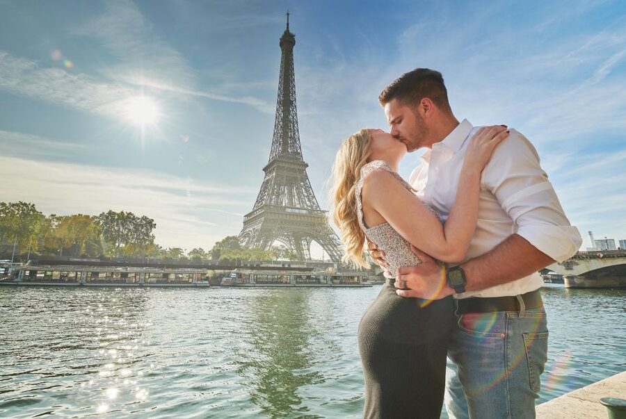 Paris: Private VIP Photoshoot with Experienced Photographer - Languages and on-the-ground comfort