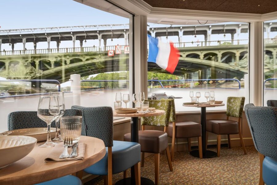 Paris: Romantic Cruise with 3-course Dinner on Seine River - Service Style, Music, and the Optional Photographer