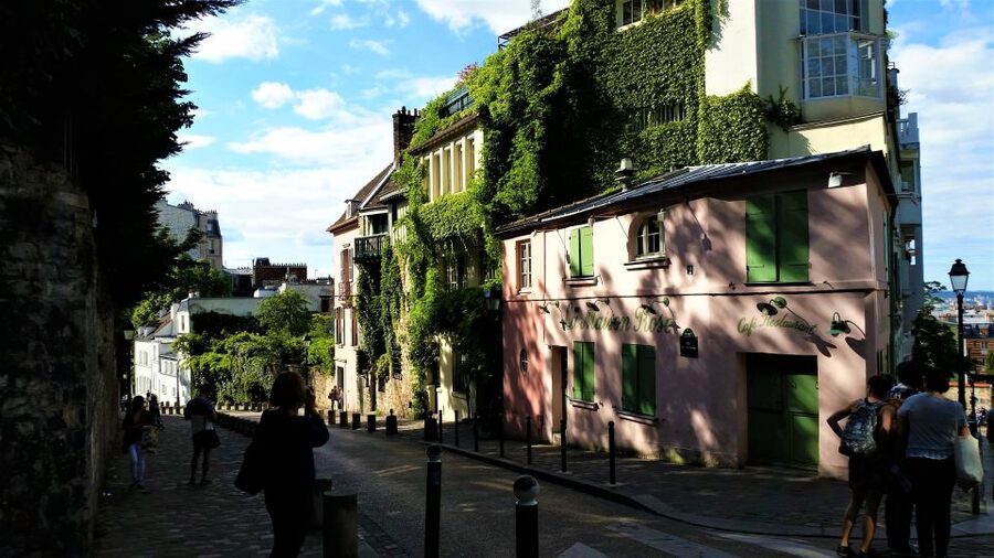 Paris: Sacré-Coeur and Montmartre Tour with Expert Guide - Sacré-Cœur exterior tour, not a basic photo stop