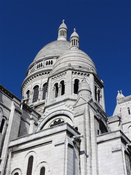 Paris: Sacré-Coeur and Montmartre Tour with Expert Guide - La Maison Rose and the Dalida statue: small stops, big personality