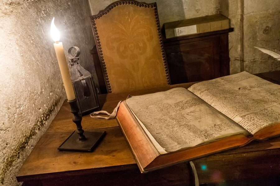 Paris: Sainte-Chapelle and Conciergerie Combined Tickets - HistoPad 3D at Marie-Antoinette’s cell, and how to use it