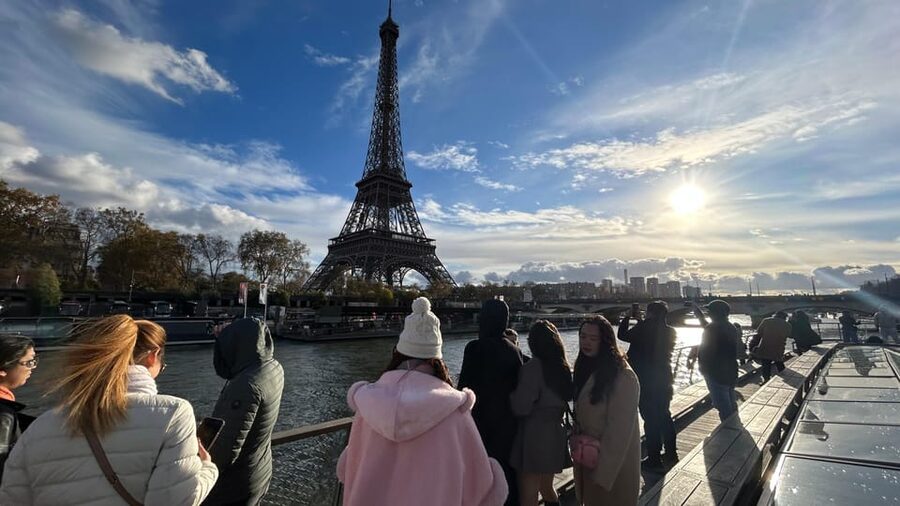 Paris: Seine River Cruise and 3-course Bistro Lunch - The 1-Hour Seine Cruise: The Landmarks You’ll See From the Water