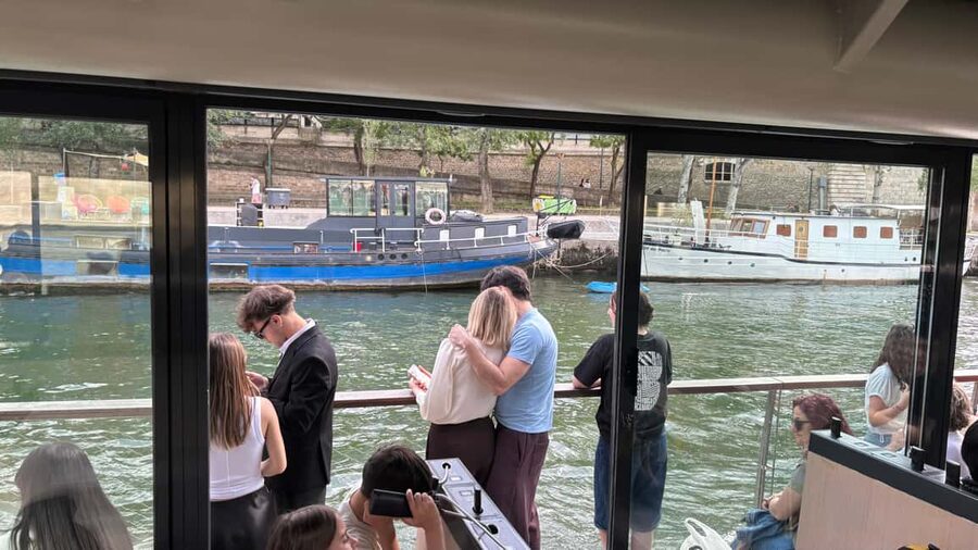 Paris: Seine River Cruise and 3-course Bistro Lunch - Audio Guide in 11 Languages, How It Changes the Cruise